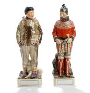 Carl-Martin Hansen Grønland. To egnsfigurer af porcelæn, Kgl. P., dekorerede  i overglasurfarver og guld. Juliane Maries mærke. H. 33 og 31,5. 2