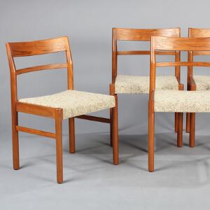 Kurt Østervig Et sæt på fire stole af teak, sæder med lyst nistret uld. Model 552. Udført hos Slagelse Møbelværk. 4