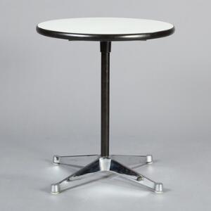 Charles Eames Cirkulært bord med firpas-stel af forkromet og sortlakeret stål. Plade af hvid laminat med kant af sort gummi. H. 72. Diam. 64.
