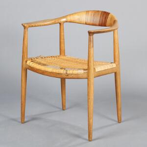 Hans J. Wegner The Chair. Armstol af patineret eg, sæde og ryg med spanskrørsflet. Udført hos snedkermester Johannes Hansen.