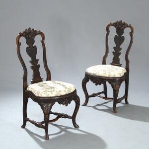 Et par danske rokoko stole af ådret træ. 18. årh.s sidste halvdel. 2