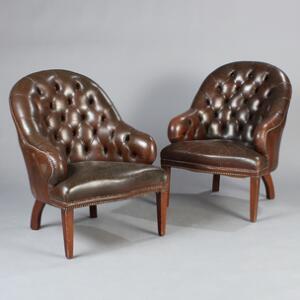 Et par engelske chesterfield lænestole, sæde, ryg og armlæn med dybhæftet brunt skind, ben af mahogni. 19.-20. årh. 2