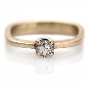 Diamantsolitairering af 18 kt. hvidguld prydet med enkeltslebet diamant. Str. 47.