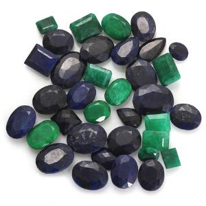 Samling af uindfattede facetslebne smaragder og safirer. Smaragder på i alt ca. 155.80 ct. Ca. 2013. 40