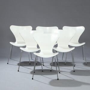 Arne Jacobsen Syveren. Et sæt på seks spisestole opsat på stel af stål. Skalsæde og -ryg af hvidlakeret formbøjet, lamineret træ. 6