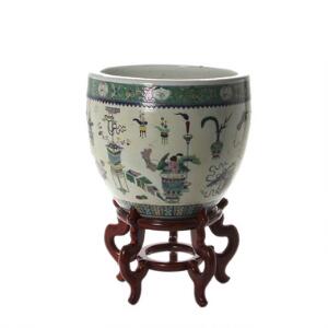 Kinesisk famille verte bowle af porcelæn dekoreret i farver med kostbare ting. 19. årh. H. 35 cm.
