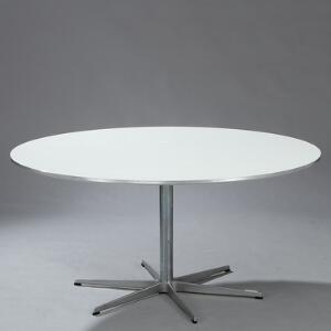 Arne Jacobsen Cirkulært spisebord med plade af hvid laminat, sekspasfod af stål. Opsat på sekspasfod af stål. H. 70. Diam 145.