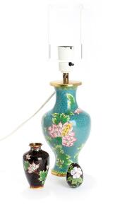 Orientalsk bordlampe, vase og æg af cloisonné, dekoreret i farver med blomster. 20. årh. Bordlampe H. inkl. montering 42. 3