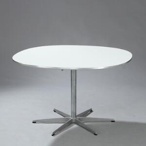 Piet Hein, Arne Jacobsen Supercirkulært spisebord med plade af hvid laminat, sekspasfod af stål. Model A704.