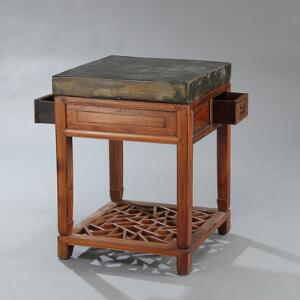 Kvardratisk kinesisk stenbord med underdel af elmetræ, sarg med to skuffer. 20. årh. H. 83. L. 61. B. 61.