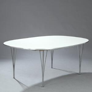 Piet Hein, Bruno Mathsson Superellipse. Spisebord med udtræk samt to tillægsplader, top af hvid laminat, opsat på ben af forkromet stål. 3