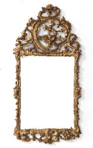 Dansk spejl i ramme af forgyldt træ, udskåret med blomster og bladværk, facet slebet spejlglas. Rokoko form, 20. årh. H. 157. B. 78.