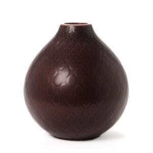 Nils Thorsson Marselis. Vase af fajance, dekoreret med rødbrun glasur. Stemplet monogram, 2647. Udført og stemplet hos Alumina. H. 27.