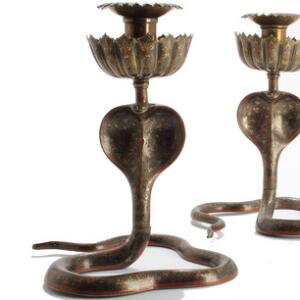 Et par lysestager af bronze i form af kobra, dekoreret med niello-arbejde. 20. årh. H. 23. 2