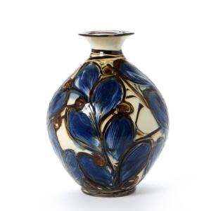 Kähler Vase af lertøj dekoreret med hornmalet glasur i blåt og brunt på lys baggrund. Sign. HAK. H. 25,5.