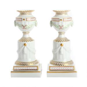 Perlestellet. Et par lysestager af porcelæn, Kgl. P., dekoreret i farver og guld. Juliane Maries mærke. Nr. 12365. H. 16,5 cm. 2