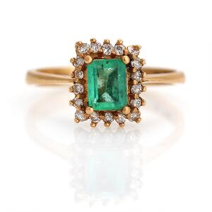 Smaragd- og diamantring af 18 kt. guld prydet med smaragdslebet smaragd omkranset af brillantslebne diamanter. Str. 53.