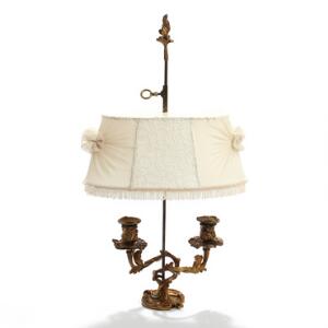 Nyrococo Boulliot lampe af bronze, støbt med ornamentik og to svungne lysarme, justerbar højde. Medfølgende skærm. 19. årh. Max H. 59.