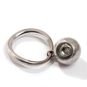 Jacqueline Rabun Cave diamantring af 18 kt. hvidguld, prydet med brillantsleben diamant. Udført hos Georg Jensen. Str. 53. Ca. 2007.