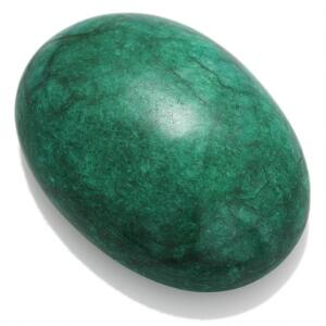 Større uindfattet oval cabochonsleben smaragd på ca. 1120.00 ct. Certifikat medfølger. Ca. 2013.