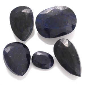 Samling af uindfattede facetslebne safirer i forskellige former på i alt ca. 1819.58 ct. Certifikater medfølger. Ca. 2013. 5