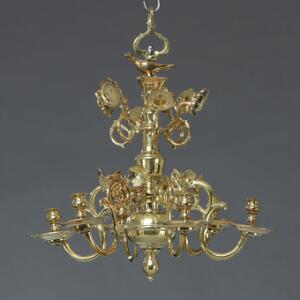Lille barok lysekrone af malm, drejet satmme med seks svungne lysarme og spejlreflektorer. 18. årh. Diam. 48. H. 50.