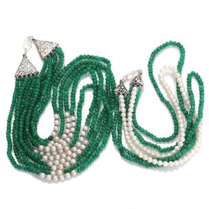 Femradet og treradet smaragd- og perlehalskæde, begge prydet med cabochonslebne perler af smaragd og ferskvandskulturperler. 2