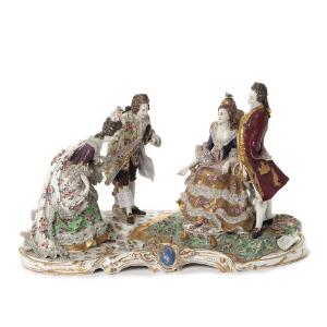 Figurgruppe af porcelæn i form af fornemt herskab, dekoreret i farver og guld og pousserede blomster og blonder. 19. årh.