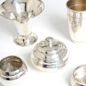 Tre vaser og to sukkerskåle af sølv og hammerslået sølv. Danmark og Sverige 20. årh. Vægt ca. 720 gr. H. 4-14. 5