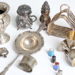 En samling sølv og sterlingsølv, bestående af to vaser, tre æggebægre, tesi m.m. Vægt ca. 490 gr. Samt toastholder af sølvplet. 20. årh. 15