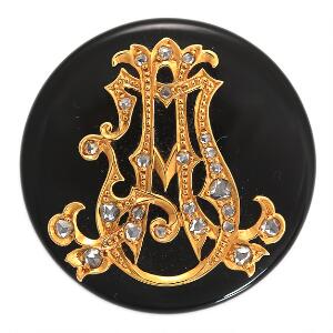 Diamantbroche af 14 kt. guld og onyx prydet med monogram i guld og med rosenslebne diamanter. Diam. ca. 3 cm.