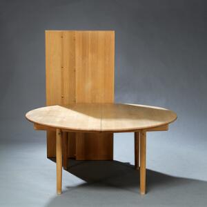 Hans J. Wegner PP 70. Cirkulært spisebord af massiv eg med udtræk samt tre tilhørende tillægsplader. Udført hos PP Møbler. 4
