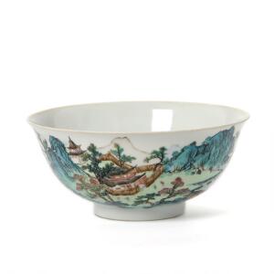 Kinesisk skål af porcelæn dekoreret i emaljefarver med landskab og bygninger, Qianlong mærke, 19. årh. Diam. 18 cm. H. 8 cm.