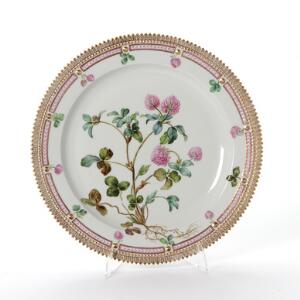 Perlestellet fad af porcelæn dekoreret i farver og guld med blomster. Hjemmedekoreret. Diam. 33 cm.