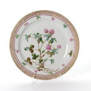 Perlestellet fad af porcelæn dekoreret i farver og guld med blomster. Hjemmedekoreret. Diam. 33 cm.