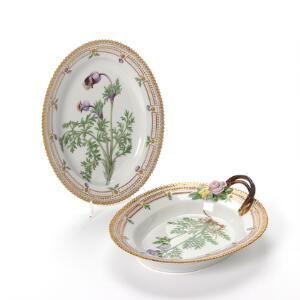 Flora Danica assiet af porcelæn dekoreret i farver med blomster, hank i form af svungne grene med pousserede blomster. 3544. Royal Copenhagen. L. 25 cm. 11