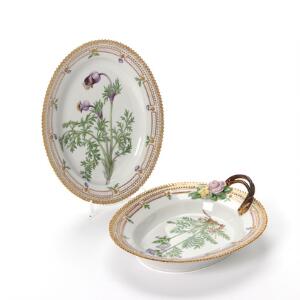 Flora Danica assiet af porcelæn dekoreret i farver med blomster, hank i form af svungne grene med pousserede blomster. 3544. Royal Copenhagen. L. 25 cm. 11