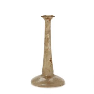 Unguentarium af klart glas i form af flad bund, høj tynd hals og sammenfoldet rand, konkav bund. SyrienCypern 2.-3. årh. H. 18 cm.