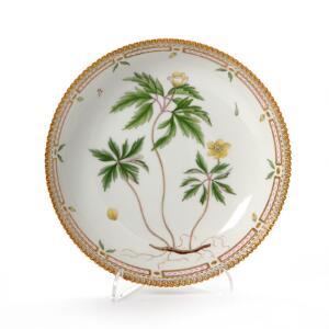 Flora Danica skål af porcelæn, dekoreret i farver og guld med blomster. 3503. Royal Copenhagen. Diam. 20 cm.