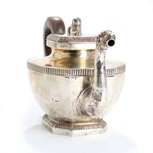 Tysk senempire thekande af sølv, lågknop i form af løve. Mester Heinrich Riesing, Wuerzburg, borgerskab 1830-1846. Vægt ca. 610 gr.