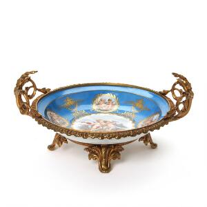 Opsats af porcelæn dekoreret i blåt og guld med transfer dekoration i form af putti, faux Sevres mærke og bronze moneringer. Ca. 1900. Diam. 31 cm.