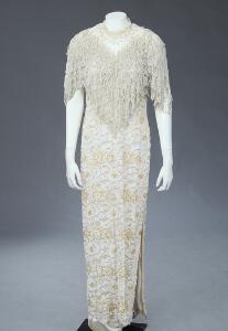 Lang hvid vintage Zola Keller kjole med stor perlekrave og gyldne pailletblomster. Str. 36.