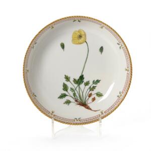 Flora Danica. Rund skål af porcelæn, dekoreret i farver og guld med blomster. Royal Copenhagen. Nr. 3504. H. 5,5. Diam. 23 cm. .