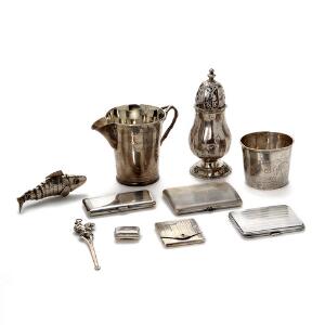 En samling sølv, bestående af flødekande, strøbøsse, bæger, duftdåse, hovedvandsæg, bogmærke og fire cigaretetuier. 10