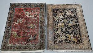 To persiske helsilke Qum tæpper, begge med klassisk hunting design. Begge ca. 1960. 108 x 163 samt 110 x 170.2