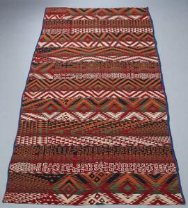 Uzbekistan fladvævet tæppe udført af teltbånd. 20. årh.s begyndelse. 350 x 171.