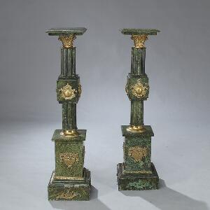Et par sydeuropæiske piedestaler af grønbroget marmor, med påsatte ornamenter af bronze. 20. årh.s første halvdel. H. 120. 2.