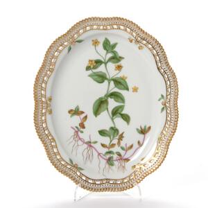 Flora Danica ovalt fad af porcelæn med gennembrudt bort. 3537. Royal Copenhagen. L. 27 cm.