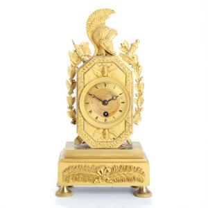 Konsolur af lueforgyldt og forgyldt bronze, rigt støbt med våben symboler og bladværk. 19. årh.s begyndelse. H. 27.