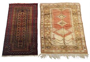 Semiantik persisk Belouch tæppe, prydet med gentagelsesmønster samt Melas tæppe prydet med ornamentik. 20. årh. 178 x 95 og 173 x 133. 2